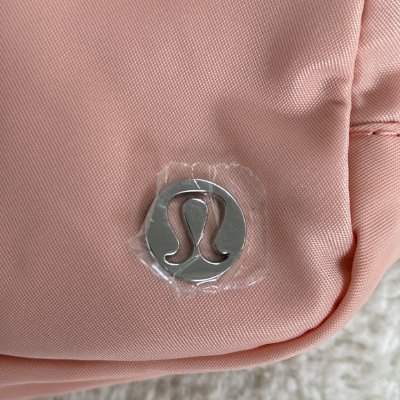 ❤️ Lululemon Everywhere Belt Bag in Melon Sorbet NWT - Picture 10 of 14